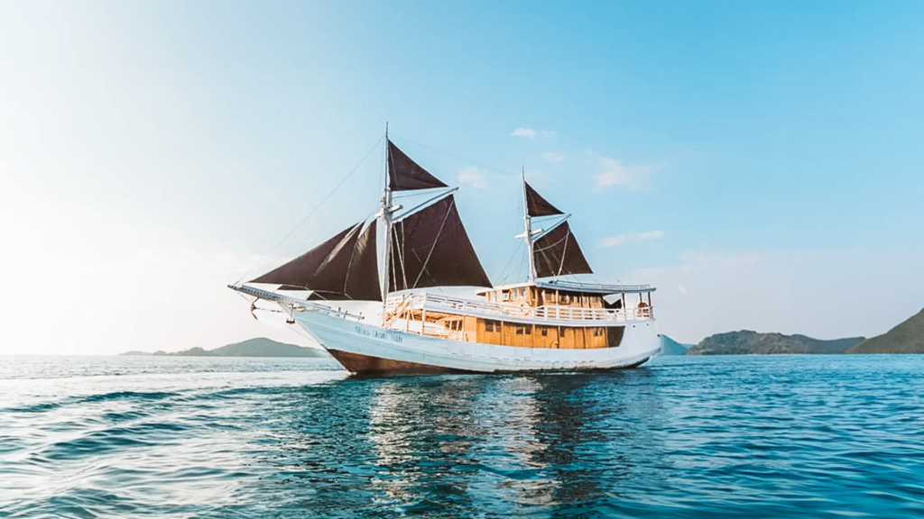 Kapal Phinisi Luxury Island Hopping Flores Indonesia 2025: Pengalaman Mewah & Risiko Tersembunyi yang Wajib Kamu Tahu