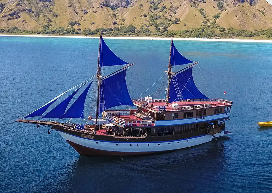 Kapal Phinisi Luxury Island Hopping Flores Indonesia 2025: Pengalaman Mewah & Risiko Tersembunyi yang Wajib Kamu Tahu