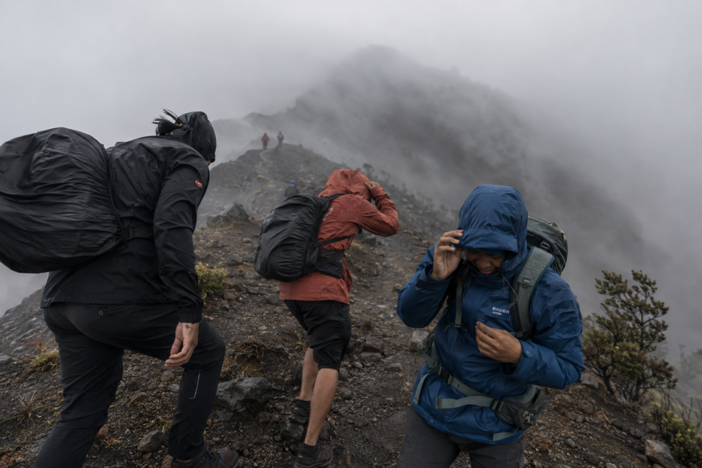 Pendaki Malaysia Cedera Parah di Rinjani, 5 Hal Wajib Tahu Sebelum Naik Libur Ini